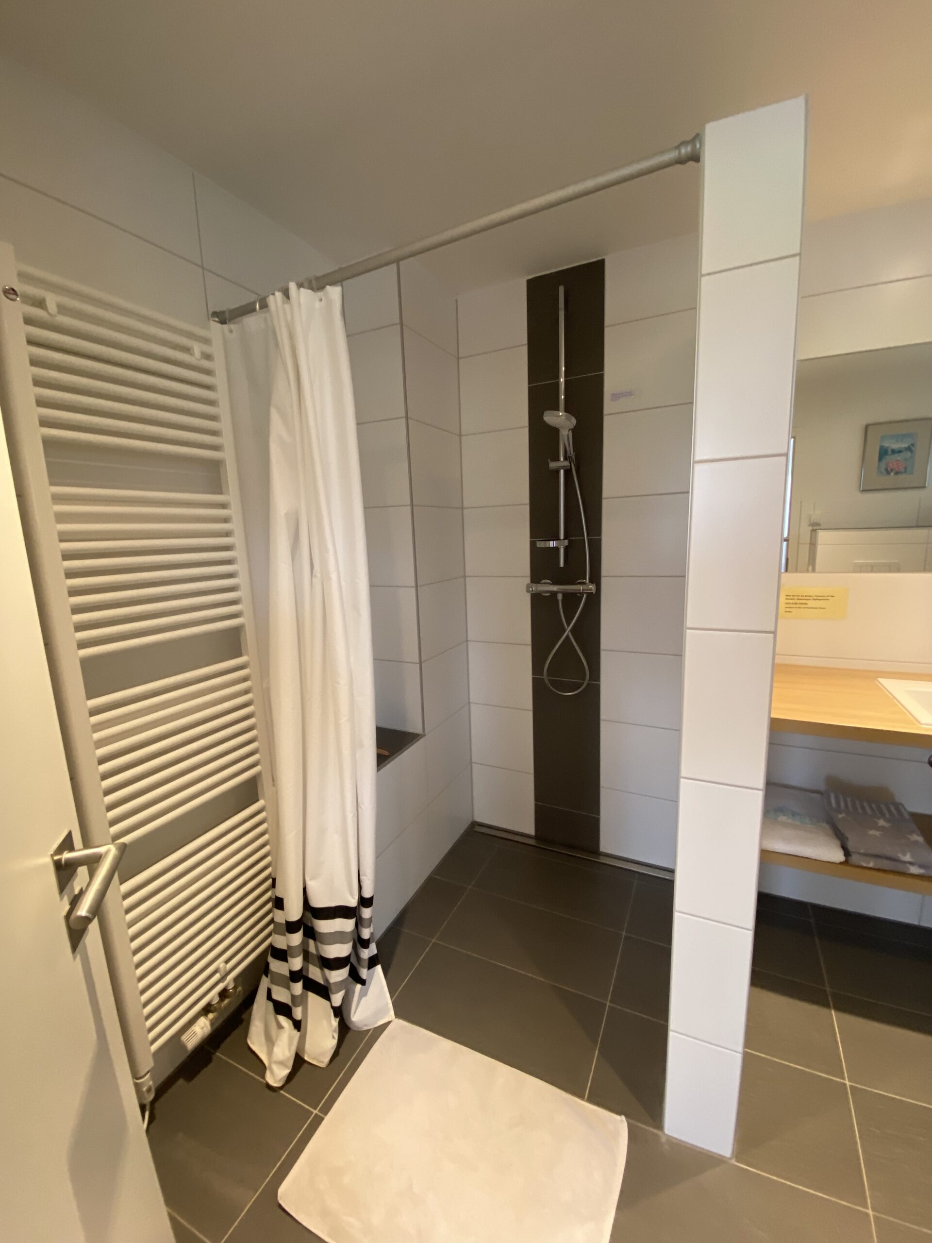 Badezimmer mit ebenerdiger Dusche